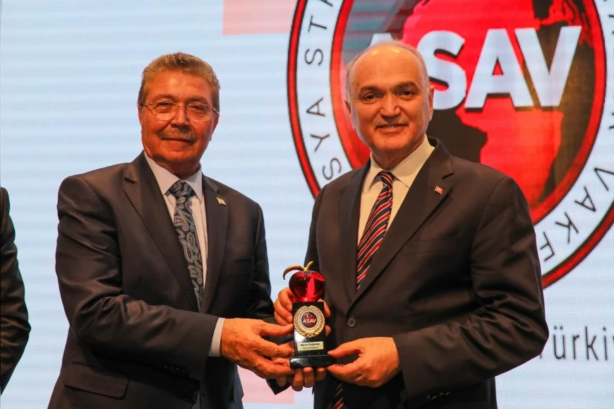 Düzce Belediye Başkanı Dr. Faruk Özlü’ye Savunma Sanayisine Katkıları İçin “Kızıl Elma” Ödülü