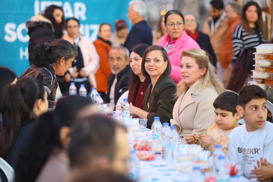 CHP Kadın Kolları Genel Başkanı Dr. Asu Kaya Karabağlar’daki İftar Programında Vatandaşlarla Buluştu