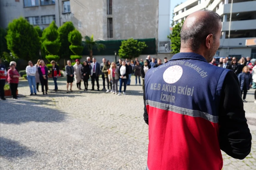 İzmir İl Millî Eğitim Müdürlüğünde Deprem Haftası Kapsamında Kurum Genelinde Tahliye Tatbikatı Yapıldı!