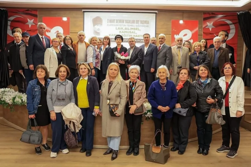 Efeler Belediye Başkanı Anıl Yetişkin’in Ev Sahipliğinde Zülal Kalkandelen Cumhuriyet Söyleşisinde Vatandaşlarla Buluştu