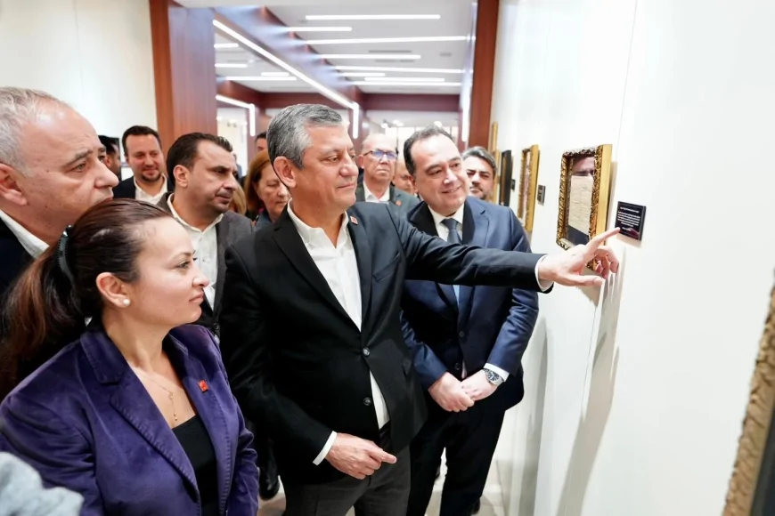 CHP GENEL BAŞKANI ÖZGÜR ÖZEL MANİSA’DA “SARıŞIN BİR KURT: MUSTAFA KEMAL ATATÜRK” SERGİSİNİ ZİYARET ETTİ