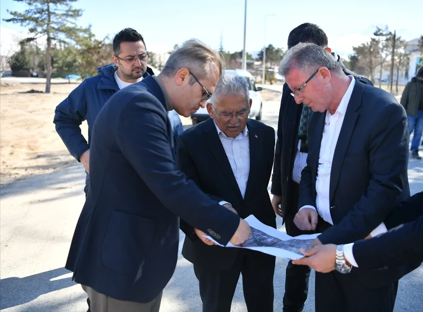 KAYSERİ BÜYÜKŞEHİR BELEDİYE BAŞKANI DR. MEMDUH BÜYÜKKILIÇ TALAS BULVARI’NDAKİ 50 MİLYON TL’LİK YOL GENİŞLETME VE ASFALT ÇALIŞMALARINI YERİNDE İNCELEDİ