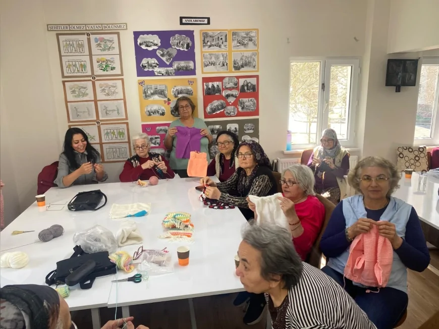 ODUNPAZARI’NDA KOCA ÇINAR MÜDAVİMLERİNDEN HALK MARKET’E BAYRAM ÖNCESİ ANLAMLI BAĞIŞ