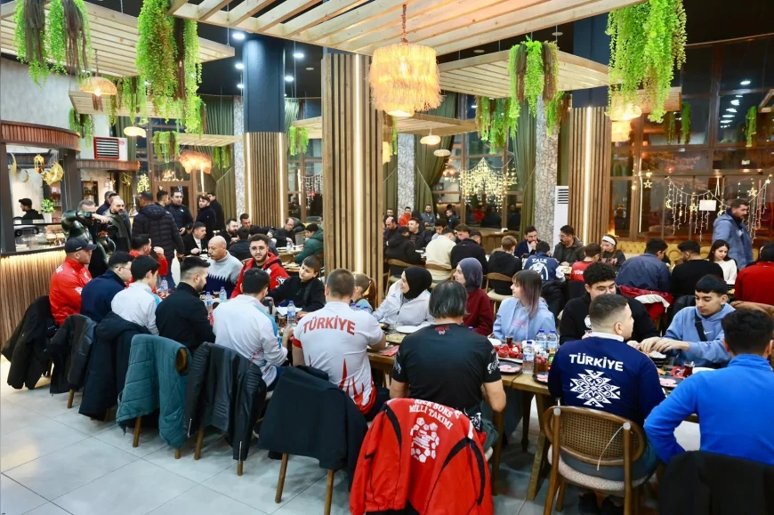 NEVŞEHİR BELEDİYE BAŞKANI RASİM ARI SPORCU GENÇLERLE SAHUR PROGRAMINDA BULUŞTU