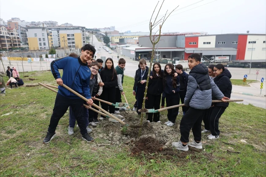 Nilüfer’de Orman Haftası Etkinliğinde Öğrenciler 29 Akçaağaç Fidanını Toprakla Buluşturdu