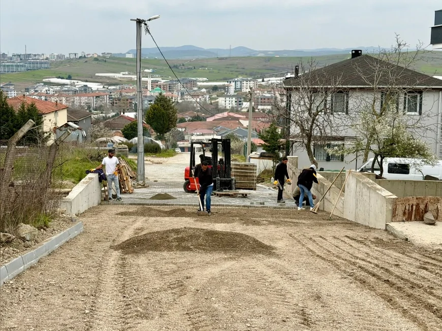 Yalova Belediyesi İsmetpaşa Mahallesi Özçelik Sokak’ta Parke Yol Yenileme Çalışmalarını Sürdürüyor