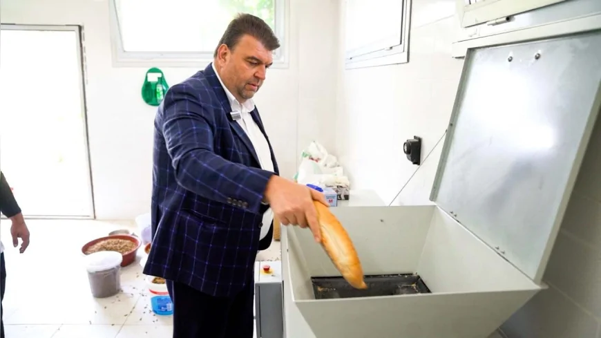 SEFERİHİSAR BELEDİYE BAŞKANI İSMAİL YETİŞKİN: “ARTIK ÇÖPE GİDEN YEMEKLER CAN DOSTLARIMIZ İÇİN MAMAYA DÖNÜŞÜYOR”