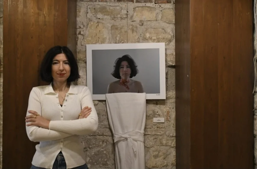 KUŞADASI BELEDİYESİ İBRAMAKİ SANAT GALERİSİ’NDE “KATMANLAR / HATIRALAR” FOTOĞRAF SERGİSİ SANATSEVERLERLE BULUŞTU