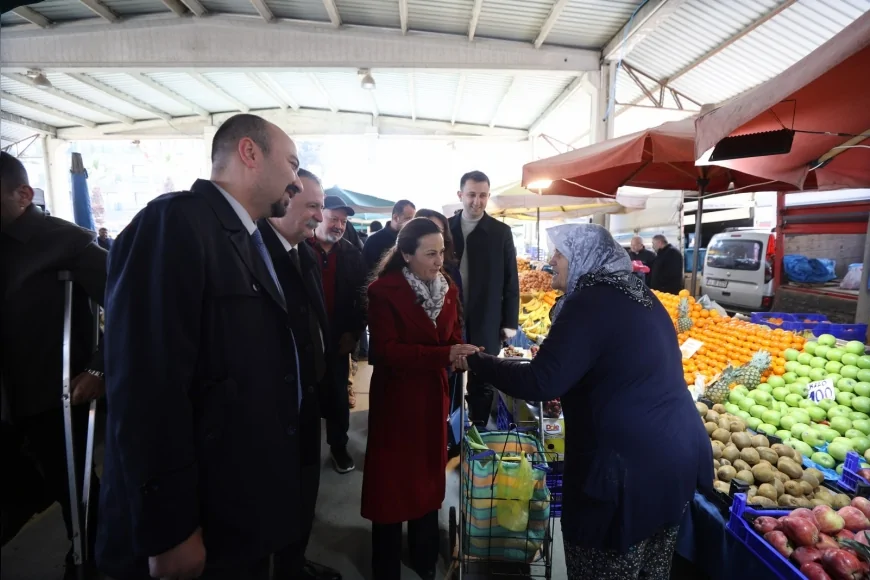 YUNUSEMRE BELEDİYE BAŞKANI SEMİH BALABAN VE CHP MANİSA İL BAŞKANI İLKSEN ÖZALPER MURADİYE PAZAR YERİ’NDE ESNAF VE VATANDAŞLARLA BULUŞTU