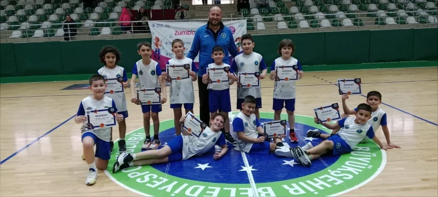 Bursa Büyükşehir Belediyesi Kış Spor Okulları’nda Altıncı Dönem Tamamlandı, Çocuklar Sertifikalarına Kavuştu