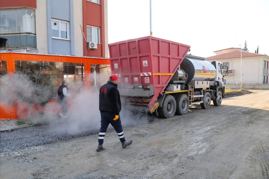 EFELER BELEDİYE BAŞKANI ANIL YETİŞKİN UMURLU MAHALLESİ’NDE YILLARDIR BEKLEYEN YOLU ASFALTLA YENİLEDİ