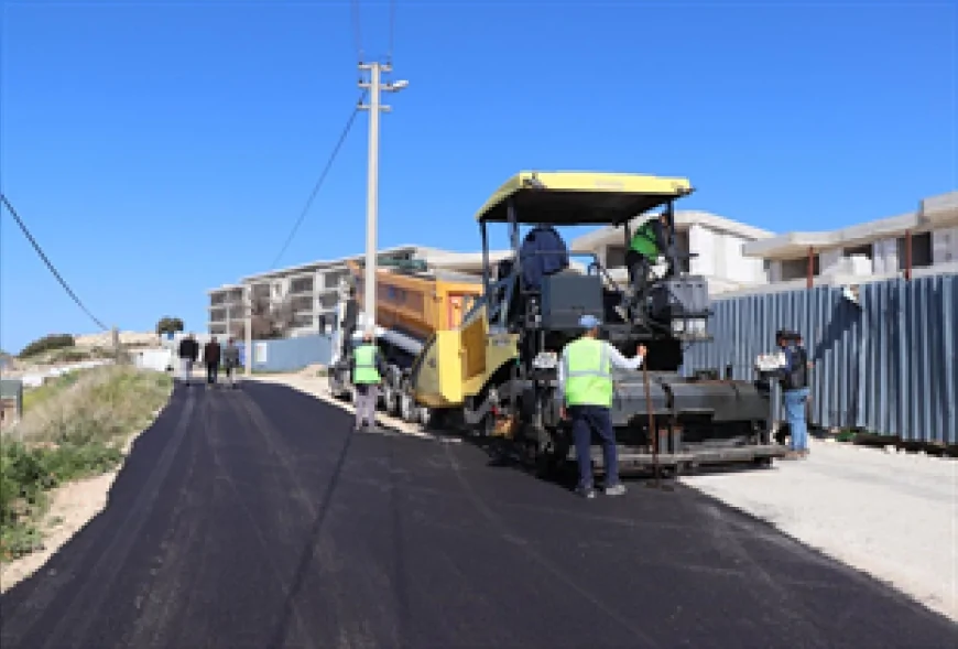İzmir Büyükşehir Belediyesi Yaz Sezonu Öncesi Çeşme’de Yol Yenileme Çalışmalarını Hızlandırdı