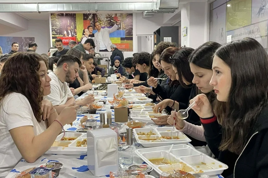 Bornova Belediye Başkanı Ömer Eşki Gülşah Durbay Gençlik Merkezi’nde Üniversiteli Gençlerle İftar Sofrasında Buluştu