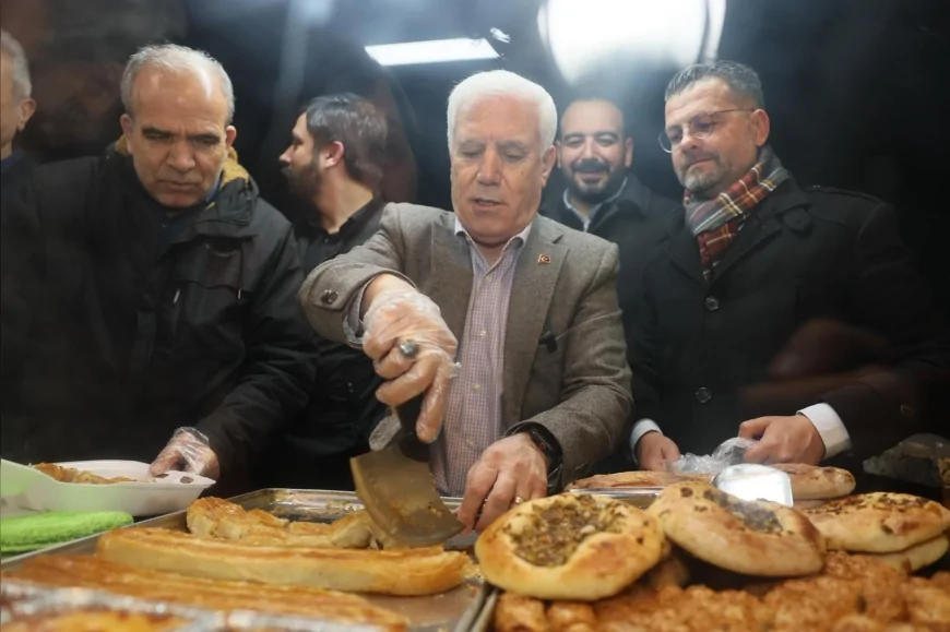 Bursa Büyükşehir Belediye Başkanı Mustafa Bozbey Abdal Meydanı’nda Sahurda Vatandaşlarla Buluştu