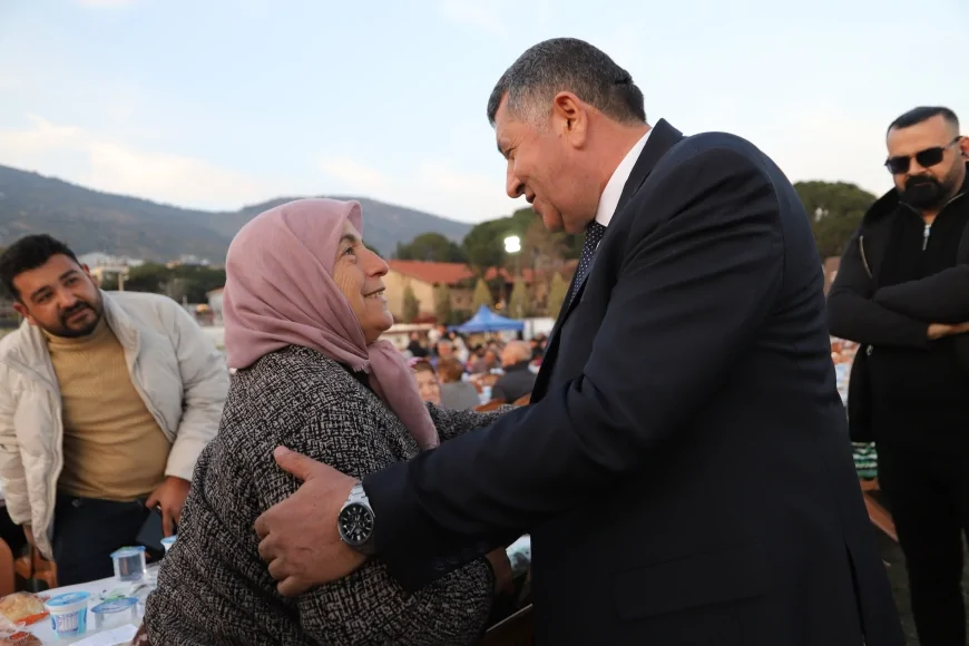 BAYINDIR BELEDİYESİ KADİR GECESİ’NDE BİNLERCE VATANDAŞI İFTAR SOFRASINDA BULUŞTURDU