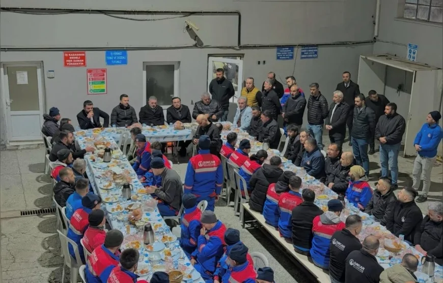 Sincan Belediye Başkanı Murat Ercan Gece Mesaisi Yapan Personelle Sahurda Buluştu