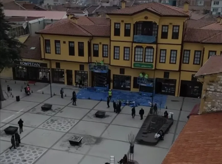 Çorum Belediyesi Han Önü Meydanı’nı Bayrama Hazırlıyor Velipaşa Hanı Yenileniyor Bayramlaşma Bu Meydanda Yapılacak