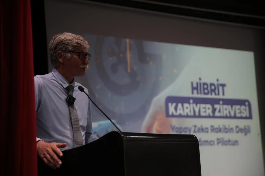 Konak’ta düzenlenen Hibrit Kariyer Zirvesi gençleri teknoloji ve kariyer başlıklarında buluşturdu!