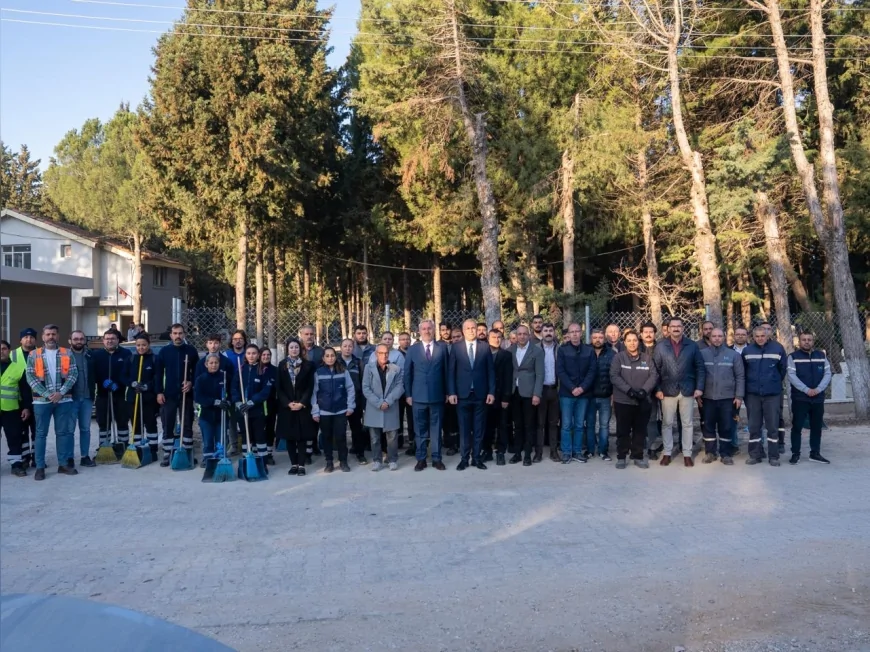 İzmir Büyükşehir Belediyesi Ramazan Bayramı Öncesi 30 İlçede 2 Bin 500 Parselde Mezarlık Temizlik Çalışması Başlattı