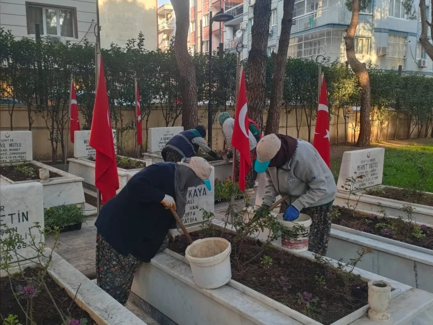 Manisa Büyükşehir Belediye Başkanı Besim Dutlulu: “Kahramanlarımızın Emanetine Sahip Çıkıyoruz” 18 Mart Öncesi Şehitliklerde Bakım ve Çiçeklendirme Çalışmaları Tamamlandı