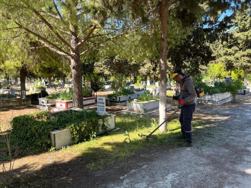 BALIKESİR AYVALIK’TA MEZARLIKLAR RAMAZAN BAYRAMI ZİYARETLERİ İÇİN HAZIRLANDI