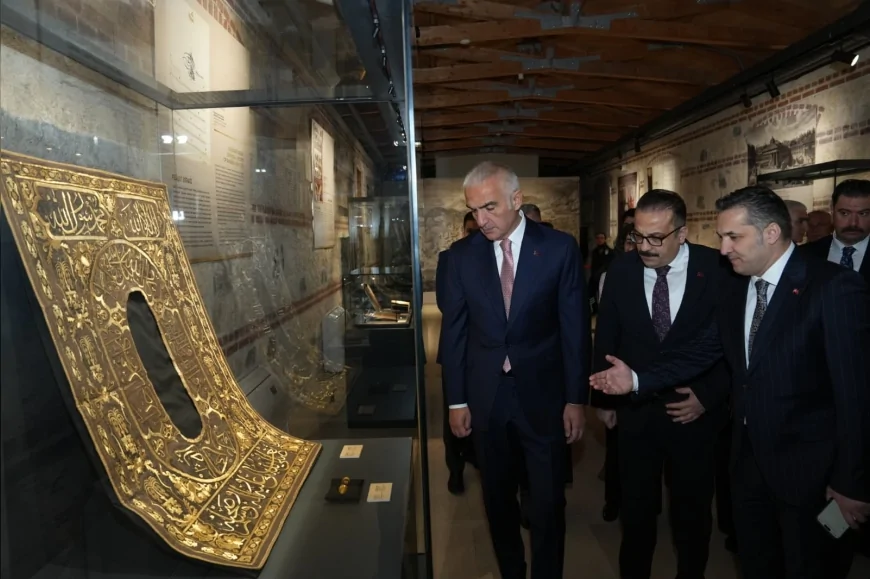 Kültür ve Turizm Bakanı Mehmet Nuri Ersoy: “Çalınan iki İznik çinisini yeniden Türkiye’ye kazandırdık”