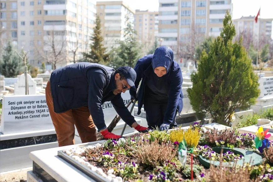 ETİMESGUT BELEDİYESİNDEN BAYRAM ÖNCESİ MEZARLIKLARDA KAPSAMLI TEMİZLİK VE BAKIM ÇALIŞMASI