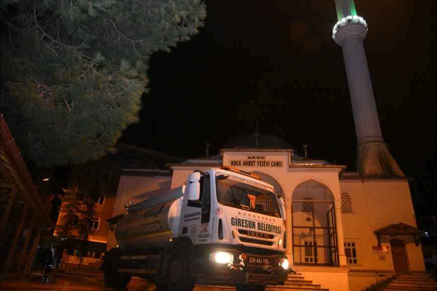 Giresun Belediyesi bayram öncesi cami avlularında temizlik çalışmalarını hızlandırdı