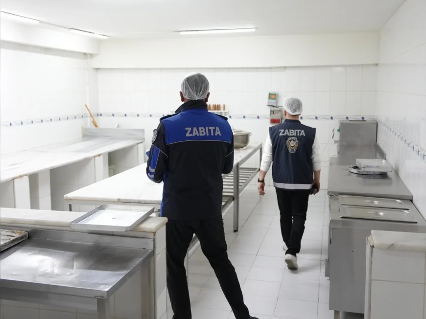 DÜZCE BELEDİYESİ ZABITASINDAN BAYRAM ÖNCESİ TATLI VE ALIŞVERİŞ NOKTALARINA SIKI DENETİM