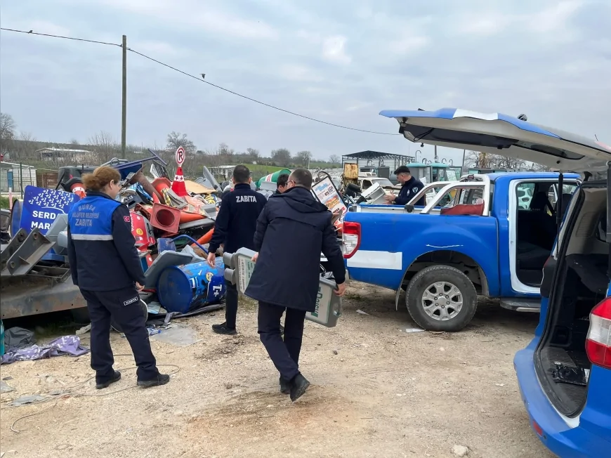 Nilüfer’de zabıta ekipleri yaya yollarını işgal eden materyalleri topladı