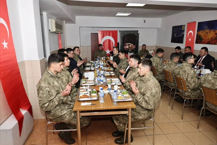 Çorum Valisi Ali Çalgan iftar programında Mehmetçiklerle bir araya geldi