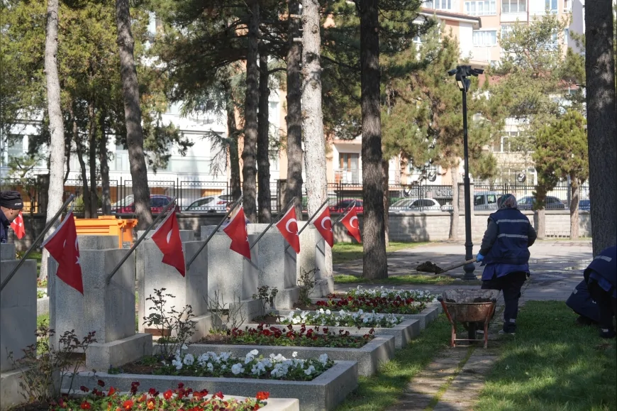 Eskişehir Büyükşehir Belediyesi şehitliklerde bakım ve çiçeklendirme çalışması gerçekleştirdi