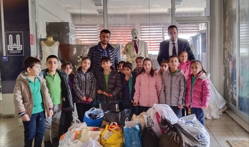 ERZURUM’DA İLKOKUL ÖĞRENCİLERİ HARÇLIKLARIYLA ALDIKLARI GIDALARI HAYIR ÇARŞISI’NA BAĞIŞLADI!