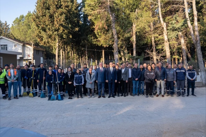 Gaziemir Belediyesi ve İzmir Büyükşehir Bayram Öncesi Mezarlıklarda Kapsamlı Temizlik Çalışması Gerçekleştirdi