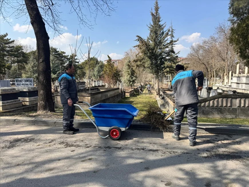 KAYSERİ BÜYÜKŞEHİR BELEDİYESİ KABRİSTANLARI BAYRAM ZİYARETLERİ İÇİN HAZIR HALE GETİRDİ