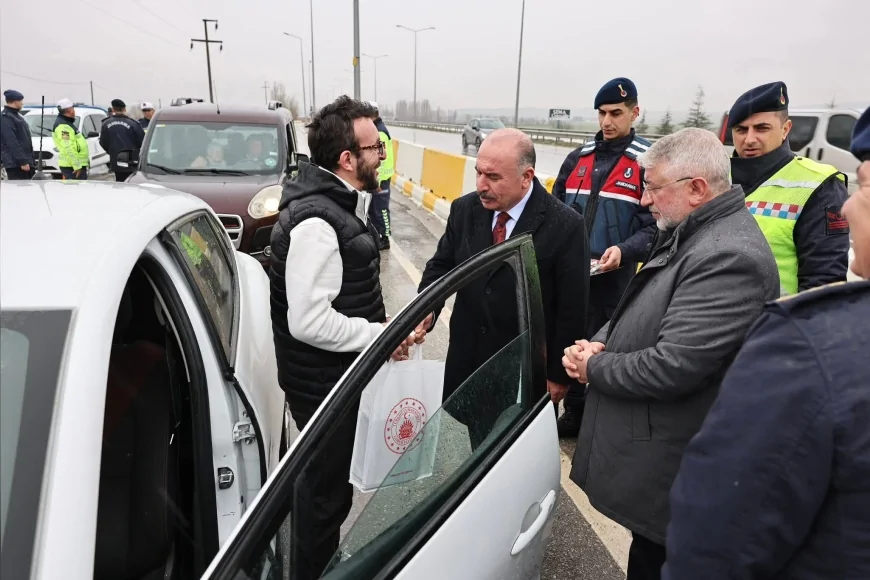 Çorum Valisi Ali Çalgan Ankara-Çorum Yolundaki Jandarma Uygulama Noktasını Ziyaret Etti
