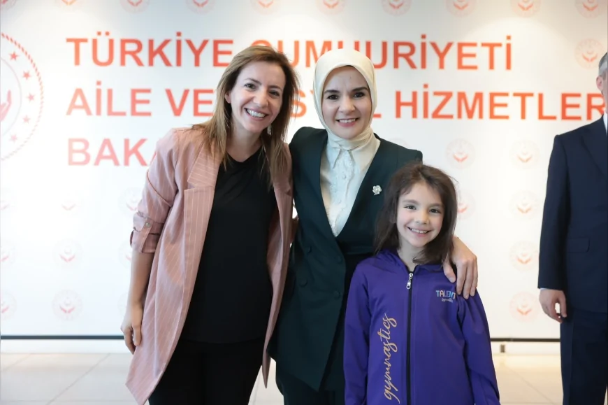 Aile ve Sosyal Hizmetler Bakanı Mahinur Özdemir Göktaş Bakanlık Personeliyle Bayramlaştı