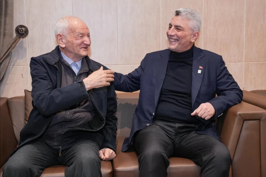 DARÜLACEZE’DE 20 YILLIK VEFA BULUŞMASI YAŞLI BÜYÜKLERLE BAYRAM ÖNCESİ DUYGUSAL ZİYARET GERÇEKLEŞTİ