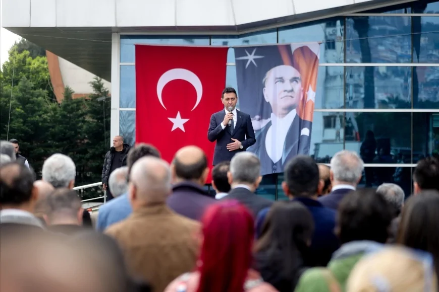 Bayraklı Belediye Başkanı İrfan Önal belediye personeliyle bayramlaşma programında buluştu