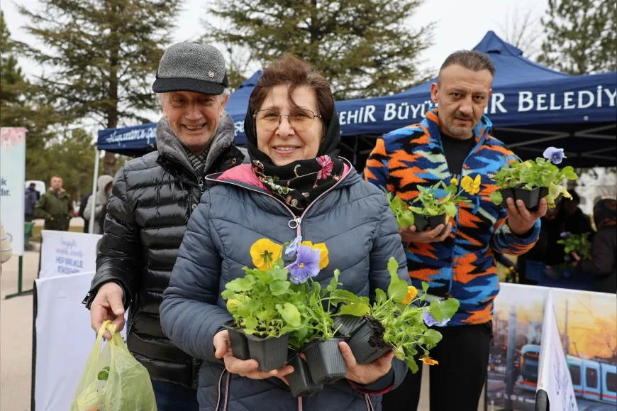 Eskişehir Büyükşehir Belediyesi’nden bayram arifesinde mezarlıklarda ücretsiz çiçek dağıtımı uygulaması
