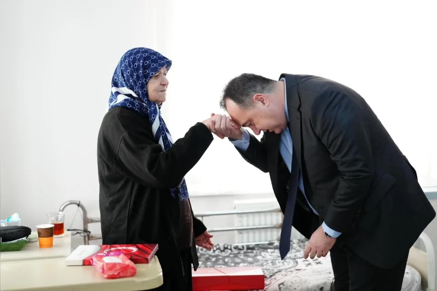 MANİSA BÜYÜKŞEHİR BELEDİYE BAŞKANI BESİM DUTLULU HUZUREVİ SAKİNLERİYLE BAYRAM SEVİNCİNİ PAYLAŞTI