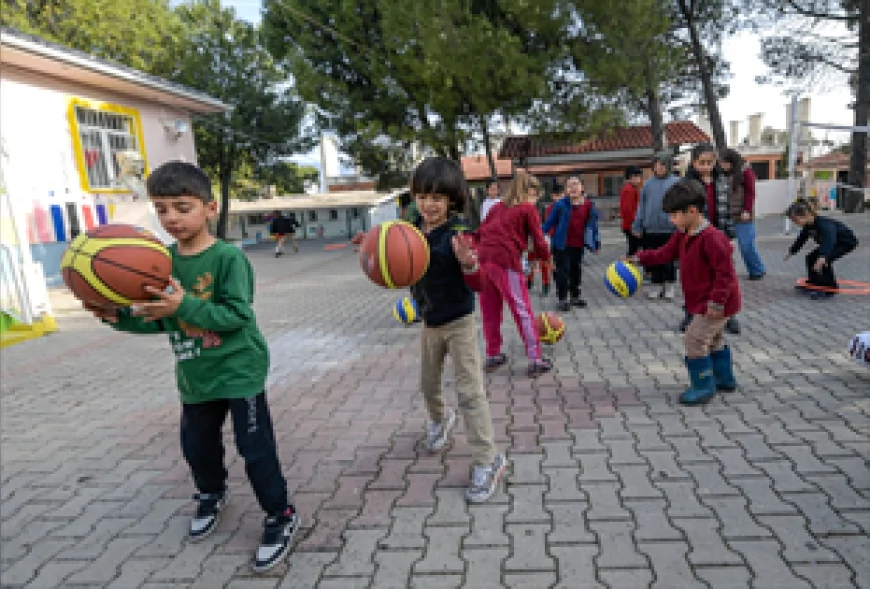 İzmir Büyükşehir Belediye Başkanı Dr. Cemil Tugay: “30 ilçede 1500 okula 31 milyon TL’yi aşan spor malzemesi desteği sağlıyoruz”