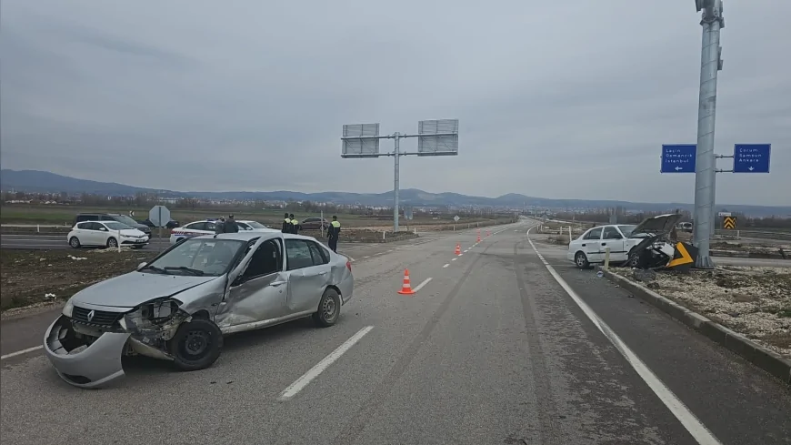 Çorum-İskilip Karayolu’nda İki Otomobil Çarpıştı 6 Kişi Yaralandı