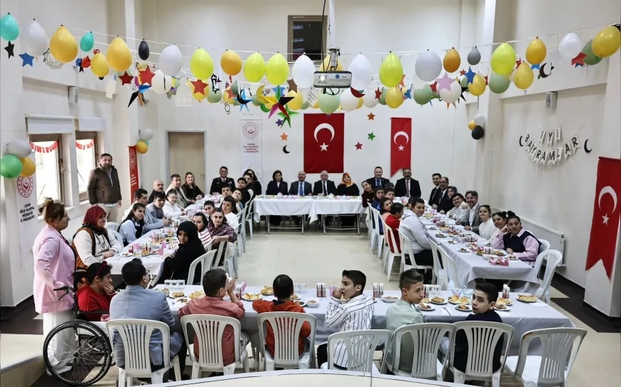 Çorum Valisi Ali Çalgan Bayramda Engelsiz Yaşam Merkezi ve Çocuk Evleri Sitesi’ni Ziyaret Etti