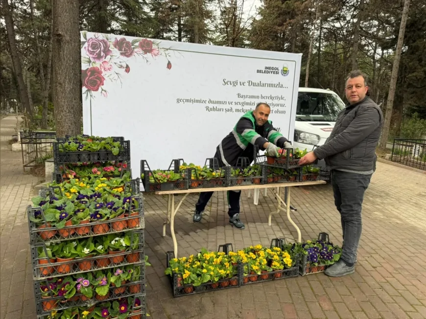 İnegöl Belediyesi Bayram Öncesi 9 Bin Çiçek Dağıttı Mezarlıklar Rengarenk Görüntülere Büründü!