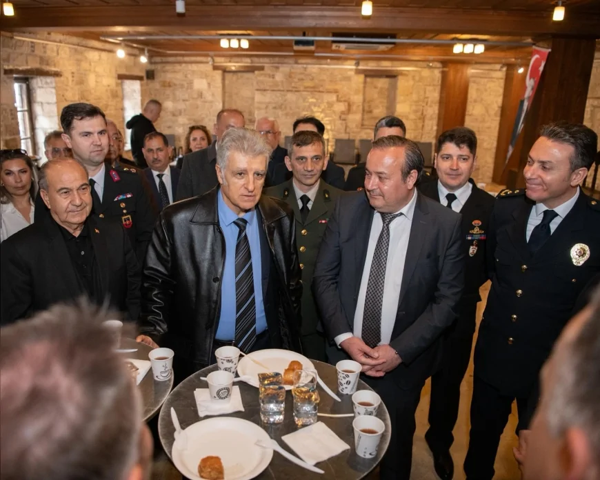 KUŞADASI’NDA PROTOKOL VE VATANDAŞLAR BAYRAMLAŞMA TÖRENİNDE BİR ARAYA GELDİ