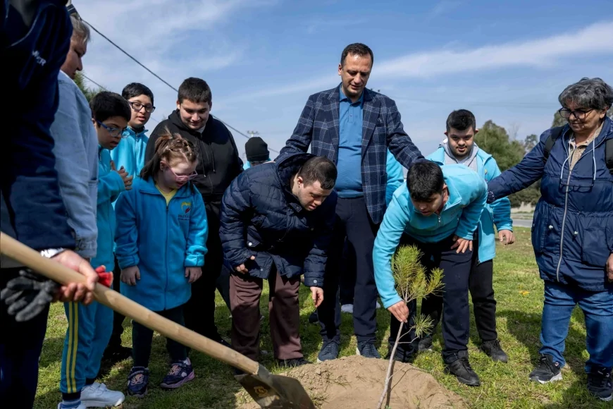 BORNOVA BELEDİYE BAŞKANI ÖMER EŞKİ DOWN SENDROMLU ÇOCUKLARLA FİDAN DİKİMİNDE BULUŞTU