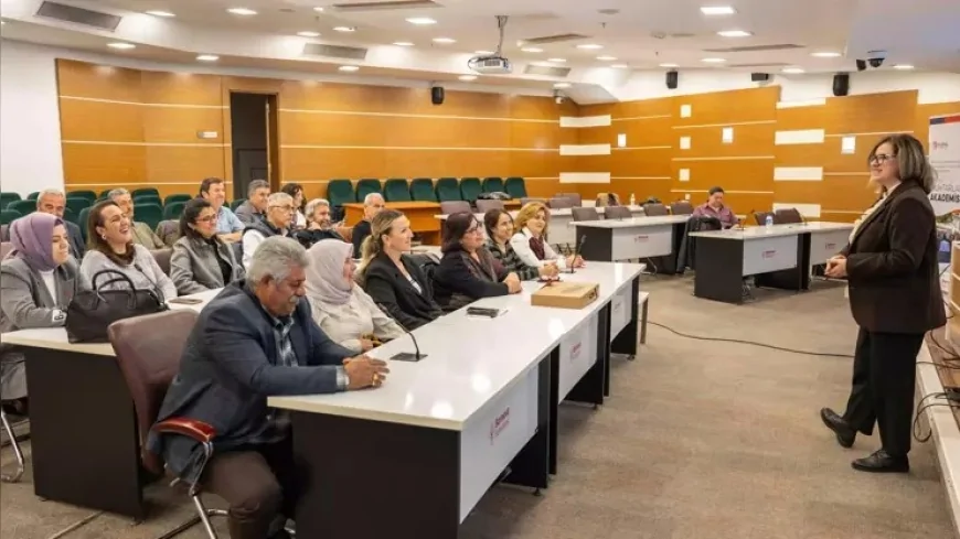 BORNOVA’DA MUHTARLARA DİJİTAL İLETİŞİM EĞİTİMİYLE YÖNETİM SÜREÇLERİNE KATILIM GÜÇLENİYOR