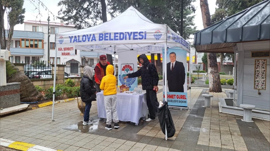 Yalova Belediyesi bayramda mezarlık ziyaretleri için ücretsiz servis ve ikram hizmeti sundu