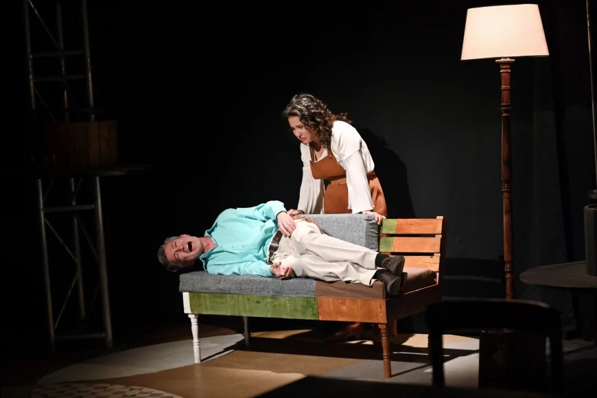 İzmir Bornova’da sahnelenen “Unutmak” oyunu kapalı gişe oynayarak tiyatroseverlerden yoğun ilgi görüyor